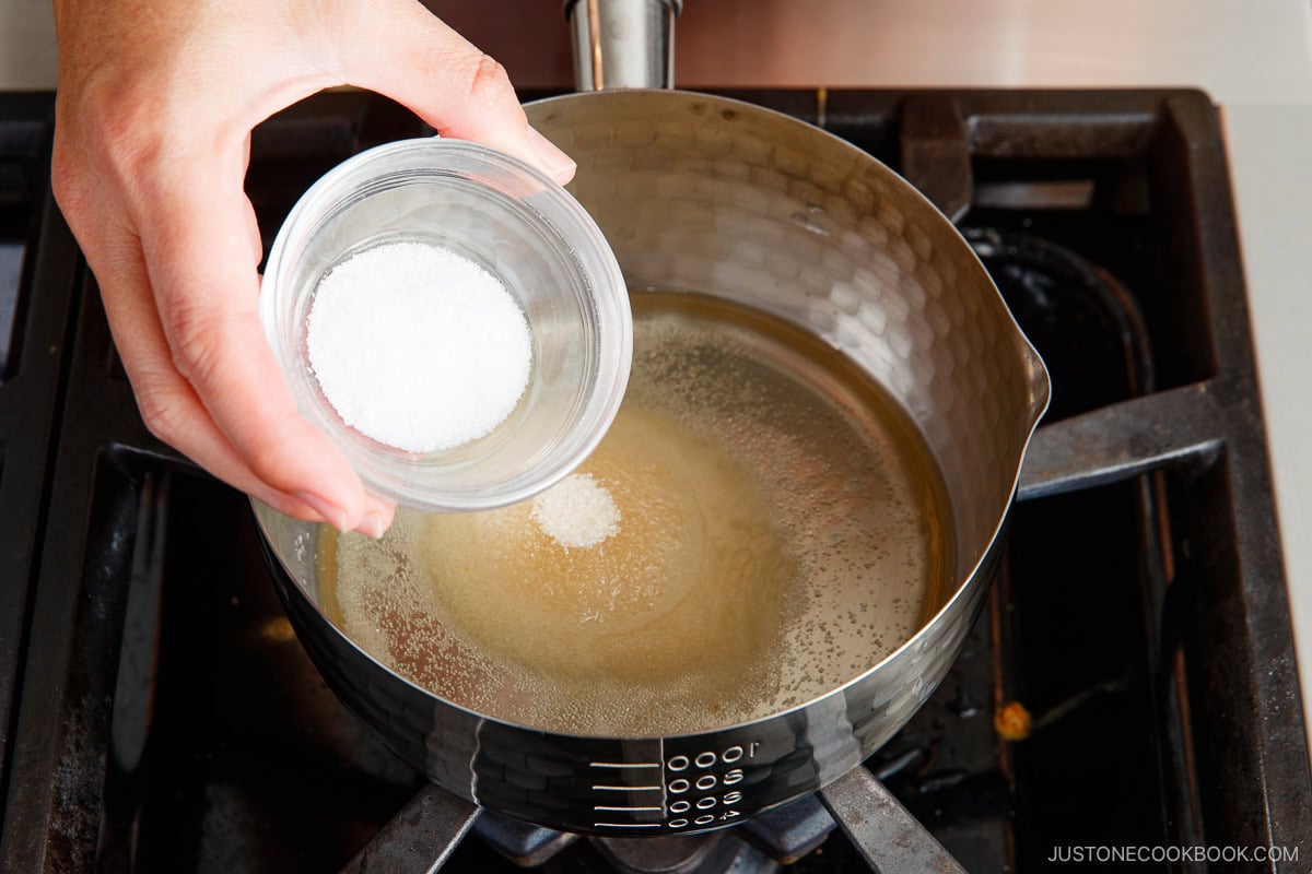 Make sushi rice seasoning (sushi vinegar).